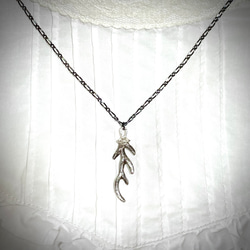 鹿の角モチーフのネックレス(S)／シルバー製 2枚目の画像
