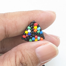 BEADED STUD 三角彩色玻璃米珠耳針 第3張的照片