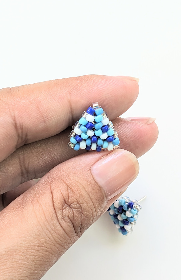 BEADED STUD 三角彩色玻璃米珠耳針 第2張的照片