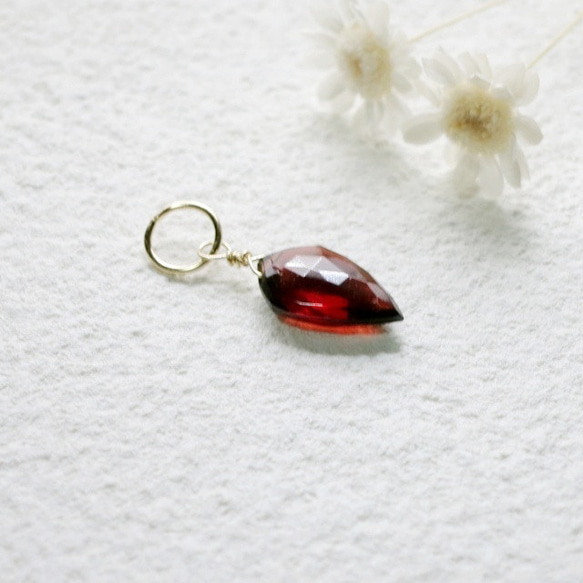 14kgfモザンビークガーネットのひと粒雫チャーム