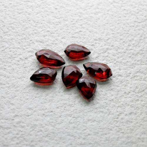 14kgfモザンビークガーネットのひと粒雫チャーム