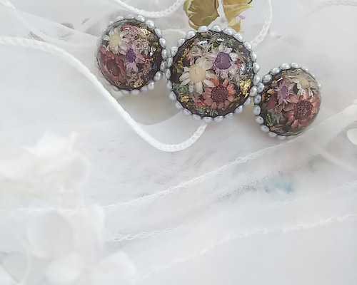 カメオ×引き揃え糸のお花とヴィンテージボタンのバレッタ