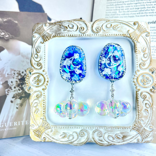 揺れる 雲 飛行石 ルーン文字 オーロラ ピアス (月) ピアス（スタッド