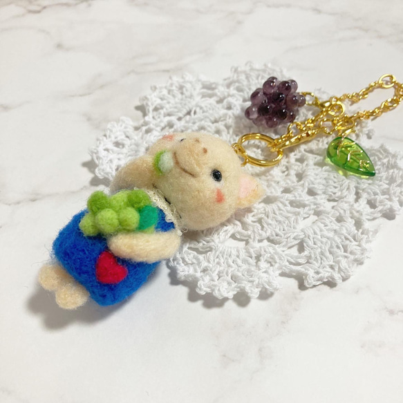 ♡こぶたちゃんのぶどう狩り♡羊毛フェルト バッグチャーム ブドウ大好き 秋の子ブタさん needle felting 4枚目の画像