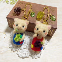 ♡こぶたちゃんのぶどう狩り♡羊毛フェルト バッグチャーム ブドウ大好き 秋の子ブタさん needle felting 12枚目の画像