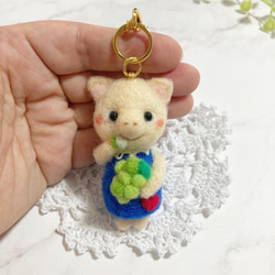 ♡こぶたちゃんのぶどう狩り♡羊毛フェルト バッグチャーム ブドウ大好き 秋の子ブタさん needle felting 2枚目の画像