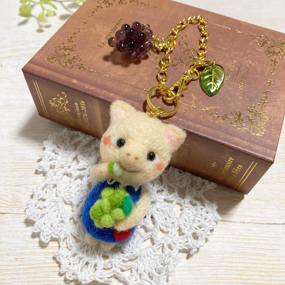 ♡こぶたちゃんのぶどう狩り♡羊毛フェルト バッグチャーム ブドウ大好き 秋の子ブタさん needle felting 1枚目の画像