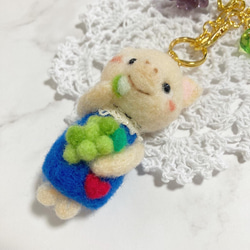 ♡こぶたちゃんのぶどう狩り♡羊毛フェルト バッグチャーム ブドウ大好き 秋の子ブタさん needle felting 6枚目の画像