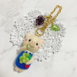 ♡こぶたちゃんのぶどう狩り♡羊毛フェルト バッグチャーム ブドウ大好き 秋の子ブタさん needle felting 3枚目の画像