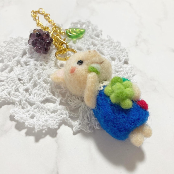 ♡こぶたちゃんのぶどう狩り♡羊毛フェルト バッグチャーム ブドウ大好き 秋の子ブタさん needle felting 5枚目の画像