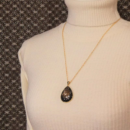 天然石ペンダント「ブラック・レピドライト -1.」18kgp枠 光る石 黒い