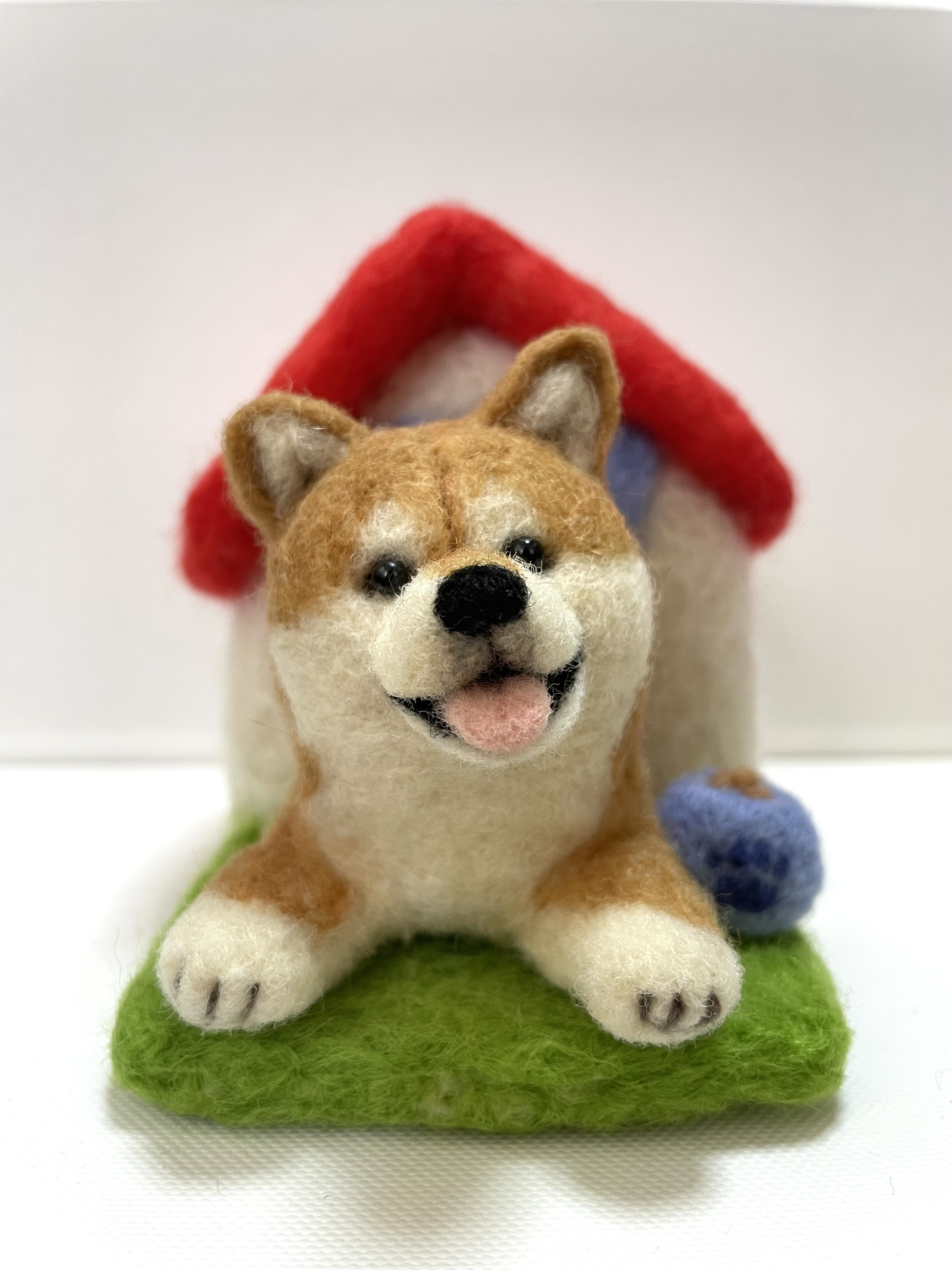小屋でくつろぐ柴犬ちゃん羊毛フェルト 羊毛フェルト mofucoro