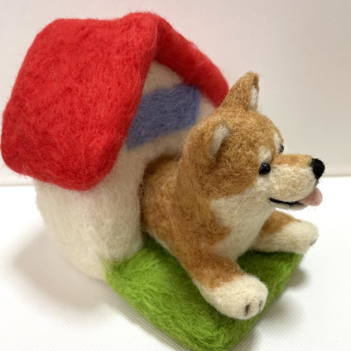 小屋でくつろぐ柴犬ちゃん羊毛フェルト 羊毛フェルト mofucoro 小屋でくつろぐ柴犬ちゃん羊毛フェルト 羊毛フェルト mofucoro
