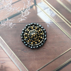 【限定1点】チェコガラスボタンのブローチ（チェコガラスボタン/ブローチ/ビーズ刺繍） 1枚目の画像