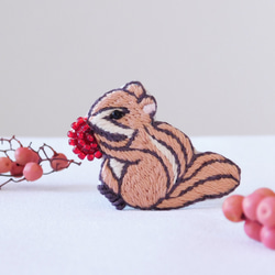 秋の森　リスと赤い実　刺繍ブローチ【受注製作】 1枚目の画像
