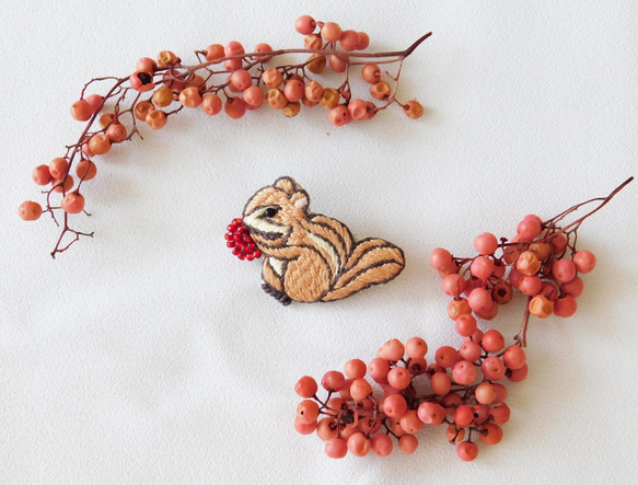 秋の森　リスと赤い実　刺繍ブローチ【受注製作】 8枚目の画像