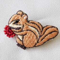 秋の森　リスと赤い実　刺繍ブローチ【受注製作】 4枚目の画像