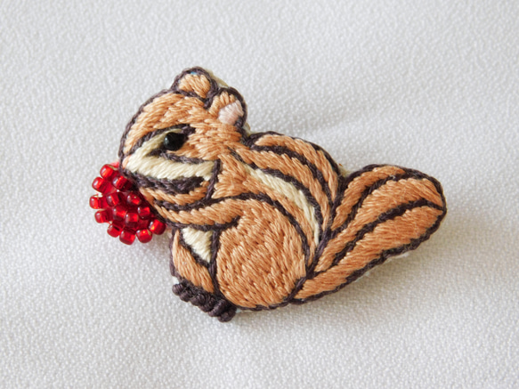 秋の森　リスと赤い実　刺繍ブローチ【受注製作】 4枚目の画像