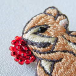 秋の森　リスと赤い実　刺繍ブローチ【受注製作】 7枚目の画像