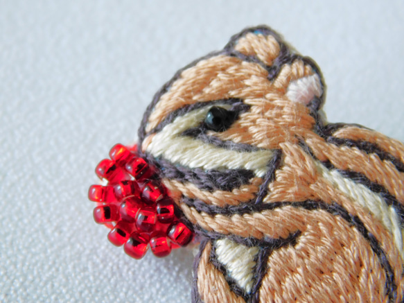 秋の森　リスと赤い実　刺繍ブローチ【受注製作】 7枚目の画像