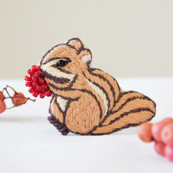 秋の森　リスと赤い実　刺繍ブローチ【受注製作】 2枚目の画像