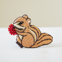 秋の森　リスと赤い実　刺繍ブローチ【受注製作】 3枚目の画像