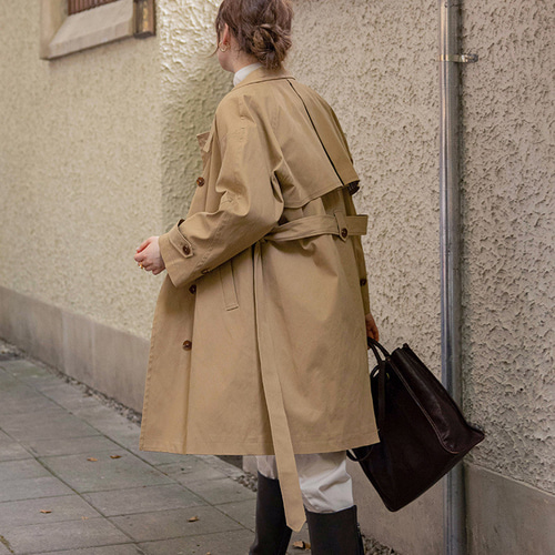 ベージュ ミドル丈のトレンチコート