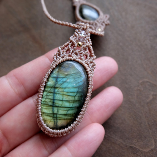 大きめラブラドライト・ムーンストーン マクラメ編みペンダント