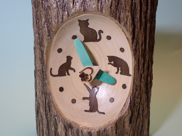 無垢の木から削りだして猫のシルエット文字盤をあしらえた猫置時計・猫掛け時計 1枚目の画像