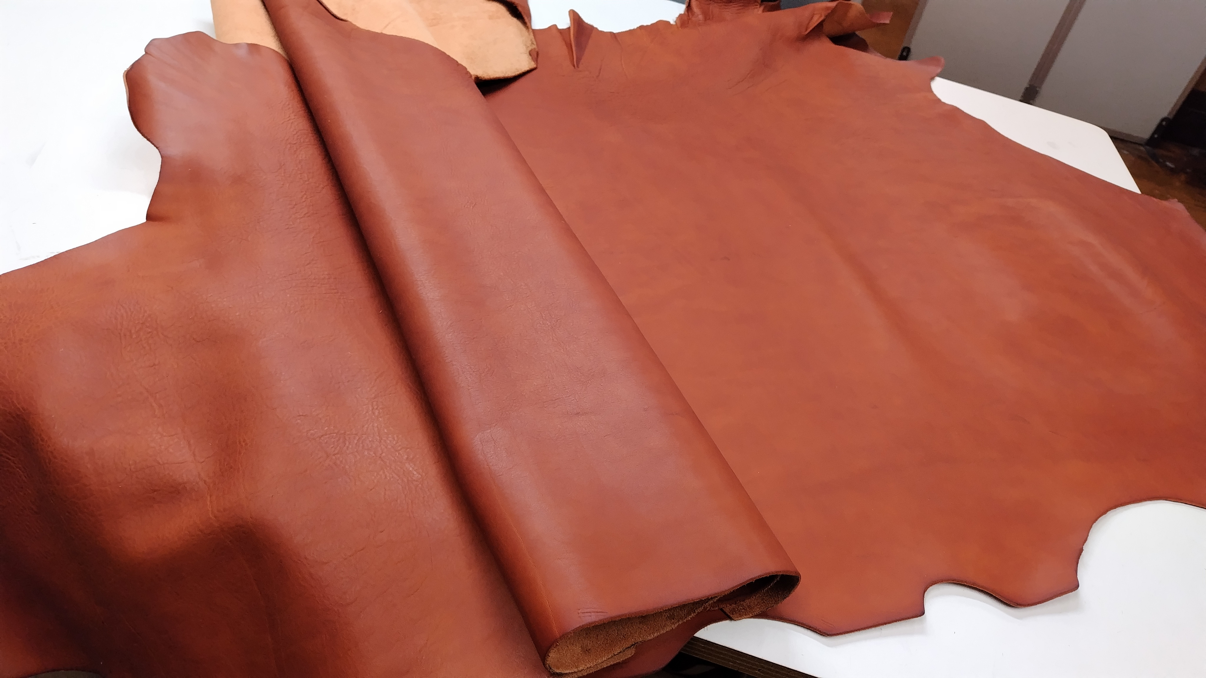 ベジタブルレザー　オイルシュリンク　＃レッドブラウン　250デシ程度　2.4～2.7㎜程度