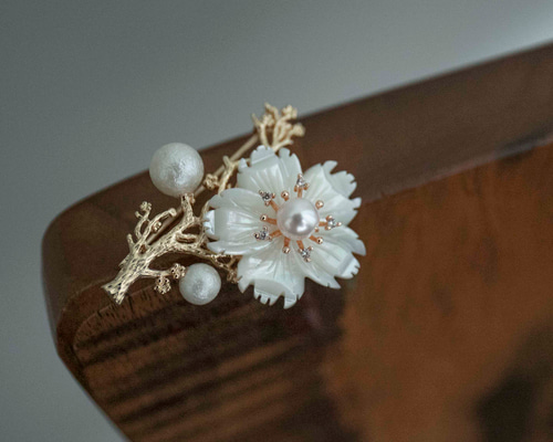 白蝶貝によるお花と蕾のブローチ 卒業式・入学式・フォーマル ブローチ