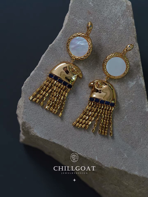 《イーグルヘッドスネーク》オリジナルデザイン 古代エジプト ハイセンス タッセルロングピアス ゴールド キラキラ シェル 2枚目の画像