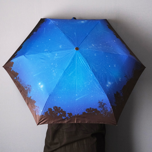 晴雨兼用、雨の中で差す星空 