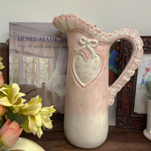 レトロでかわいいピンクのレース陶器の花瓶の花器のプレゼントです