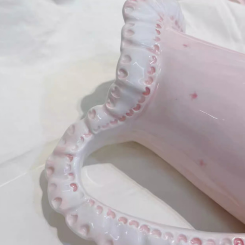 レトロでかわいいピンクのレース陶器の花瓶の花器のプレゼントです