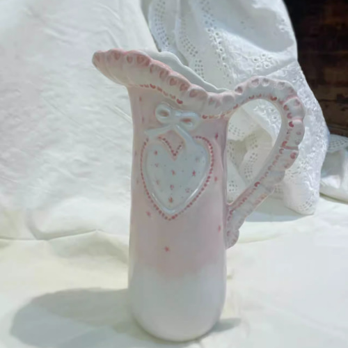 レトロでかわいいピンクのレース陶器の花瓶の花器のプレゼントです