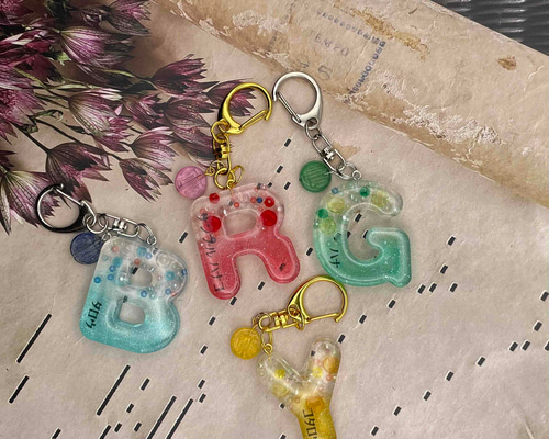 桔梗　イニシャルキーホルダー　16点　ハンドメイド　お花チャーム ハンドメイド お花イニシャルキーホルダー(R)タッセル付き 緑
