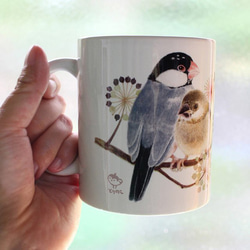 「文鳥親ヒナマグカップ」桜文鳥＆白文鳥親子のリバーシブル・マグカップ350ml / 文鳥ロードショー×とりのこ事務所 3枚目の画像