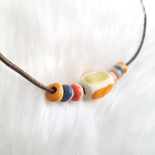 カラフル♪犬用ネックレス♥陶製ビーズ（秋色）♥ブロンズブラウン革紐