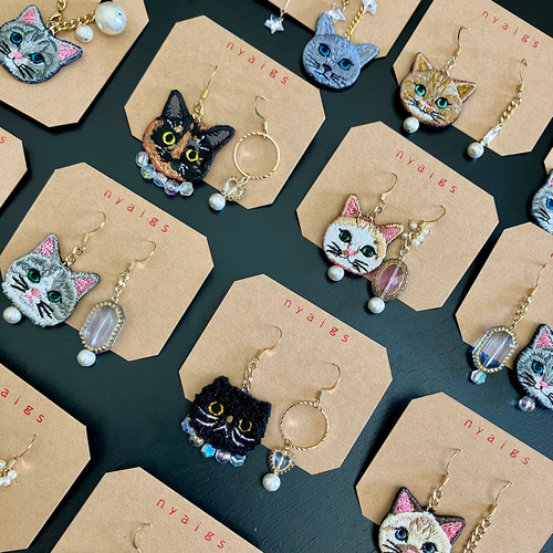 N766 / カスタムキーホルダー キーチェーンバー 猫ちゃんビーズ