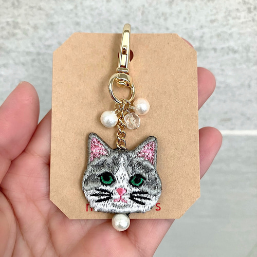 2色パールとダイヤカットチェコビーズの猫さん刺繍キーホルダー