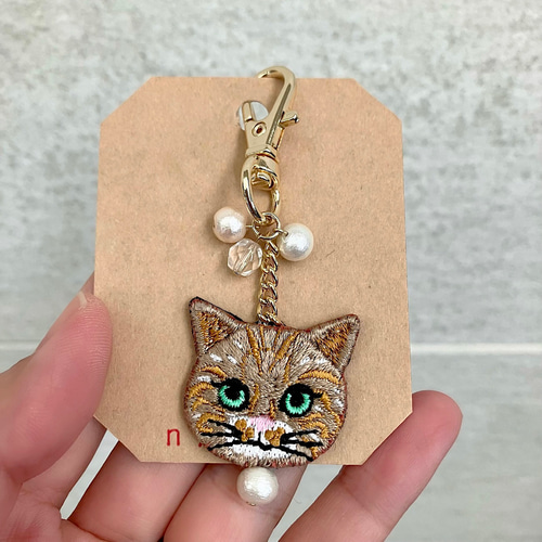 N766 / カスタムキーホルダー キーチェーンバー 猫ちゃんビーズ