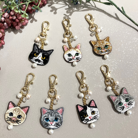 専門店では 2色パールとダイヤカットチェコビーズの猫さん刺繍キーホルダー その他
