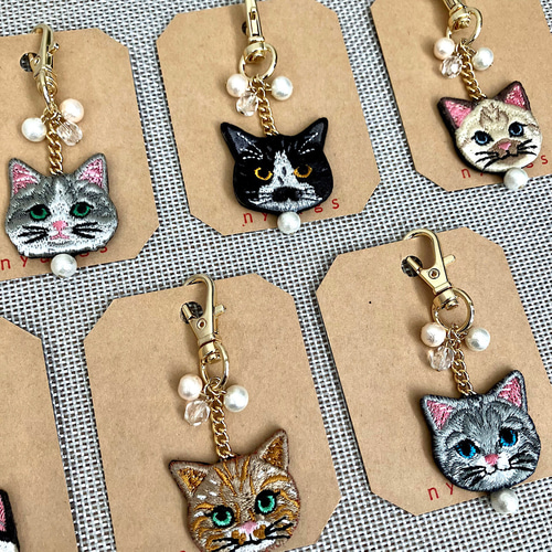 2色パールとダイヤカットチェコビーズの猫さん刺繍キーホルダー