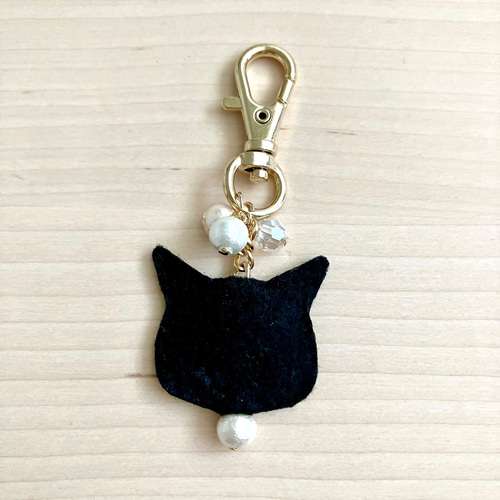 2色パールとダイヤカットチェコビーズの猫さん刺繍キーホルダー