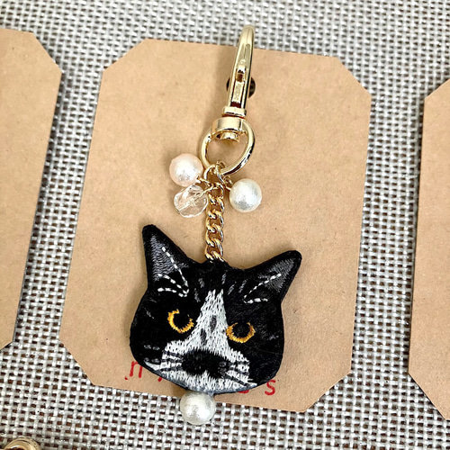 N766 / カスタムキーホルダー キーチェーンバー 猫ちゃんビーズ