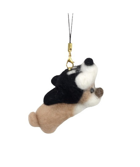 羊毛フェルト【犬】ハスキーを被ったコーギーストラップ(キーホルダー) 2枚目の画像