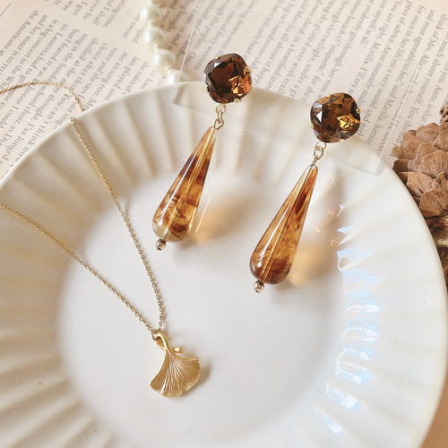 ドイツ製アクリルドロップのビジューピアス/イヤリング＆黄金色の  