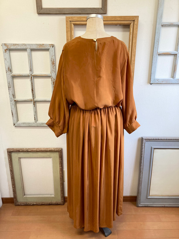 可愛又成熟❤️緞面材質的褶皺長裙赤土橙（尺寸不限L-LL） 第12張的照片