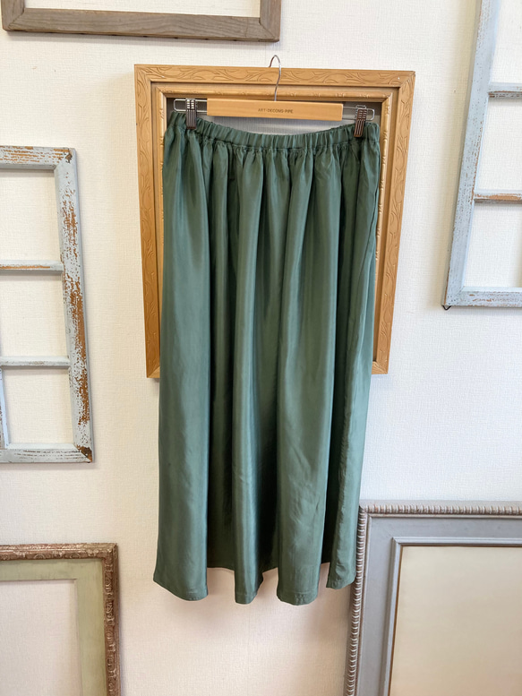 可愛又成熟❤️緞面材質的褶皺長裙，苔綠色（尺寸不限L-LL） 第4張的照片